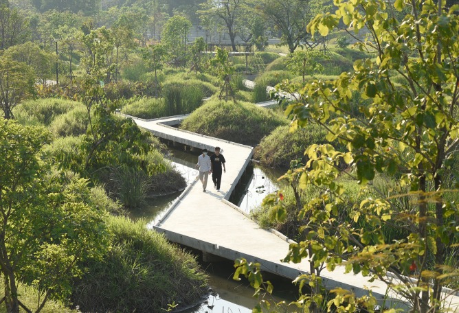 Parque forestal Benjakitti por Turenscape + Arsomsilp Community and Environmental Architect. Fotografía por Srirath Somsawat.