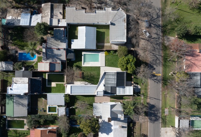 Reforma y ampliación de una casa de fin de semana por Estudio qo + TAF. Fotografía por Javier Agustín Rojas.