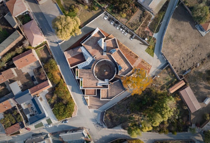 Aerial view of the community centre. Photograph courtesy by Aga Khan Trust for Culture / Dou Yujun (photographer).