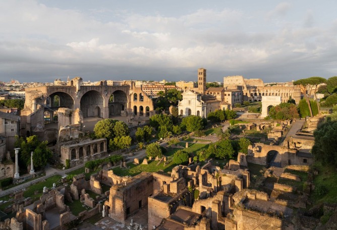 Escenografía y exposición de la Basílica de Majencio por Alvisi Kirimoto + Asociados. Fotografía por Marco Cappelletti Studio. Escenografía y exposición de la Basílica de Majencio por Alvisi Kirimoto + Asociados. Fotografía por Marco Cappelletti Studio.