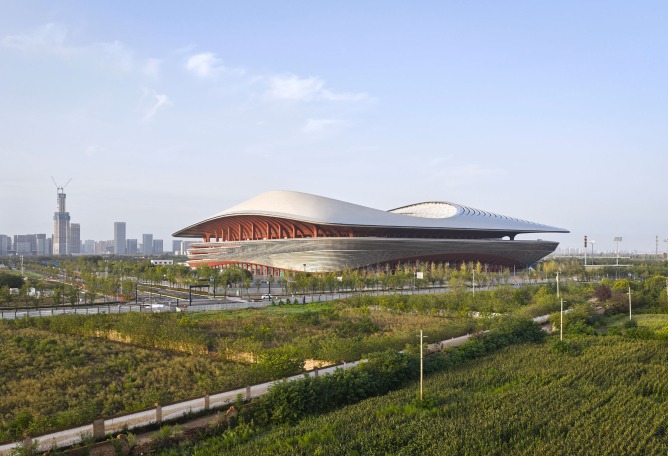 Centro Internacional de Fútbol de Xian, por Zaha Hadid Architects. Fotografía de Hufton + Crow.