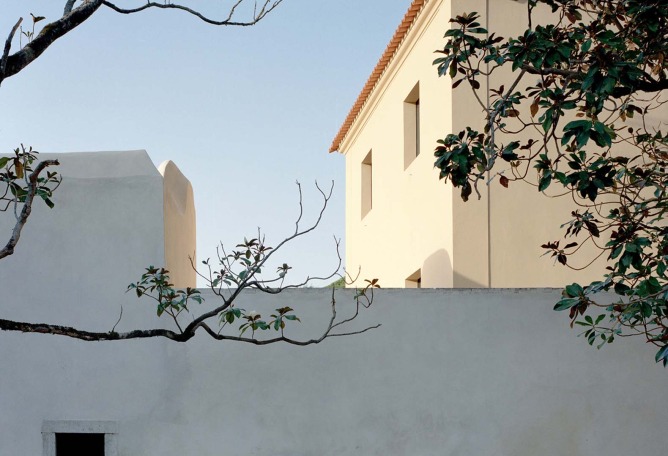House II in a Quinta de Recreio by Arquitectura-G. Photograph by Maxime Delvaux.