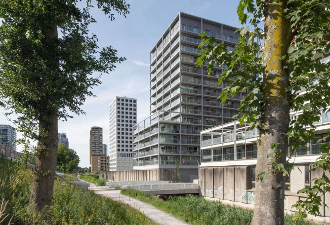 Complejo de viviendas sociales «De Vrijheid» por Atelier Kempe Thill architects and planners. Fotografía por Ulrich Schwarz.