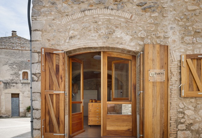 Forn Lleva’t por Quim Olea Estudi d’Arquitectura. Fotografía por Pol Viladoms.  Forn Lleva’t por Quim Olea Estudi d’Arquitectura. Fotografía por Pol Viladoms.