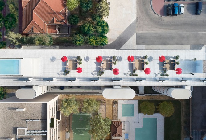 Ganadores de la primera edición de los Premios APE Grupo. Vitápolis por Romero & Vallejo (Sara Romero, Mariano Vallejo). 