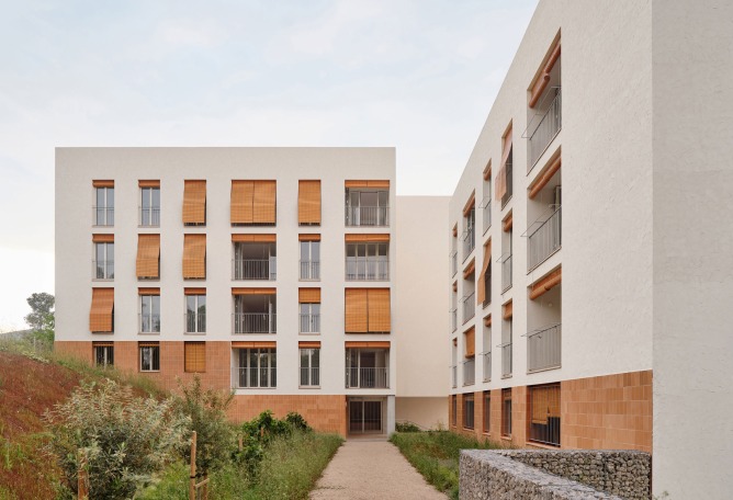 Sustainability and spatial quality. 72 Social Housing in Castelldefels by Carles Enrich Studio. Photograph by Adrià Goula.