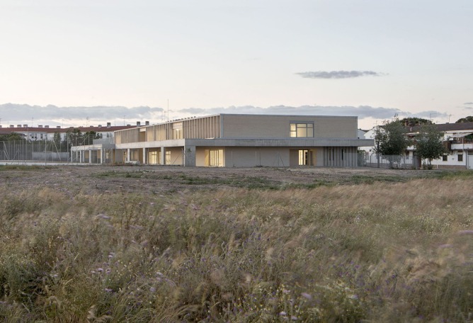 CEIP Malpartida por Tenor + Paradigma Estudio + Buró4 + Gabriel Verd Arquitectos. Fotografía por Del Rio Bani.