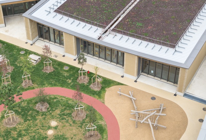 Centro Infantil y Deportivo Parc des Loges por Hemaa Architectes. Fotografía por Sergio Grazia.