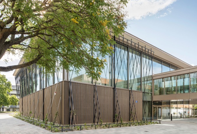 Piscina pública Großfeldsiedlung por Illiz Architektur. Fotografía por Hertha Hurnaus.  