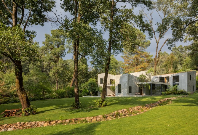 House in Avándaro by Ignacio Urquiza and Ana Paula de Alba. Photograph by Rafael Gamo.