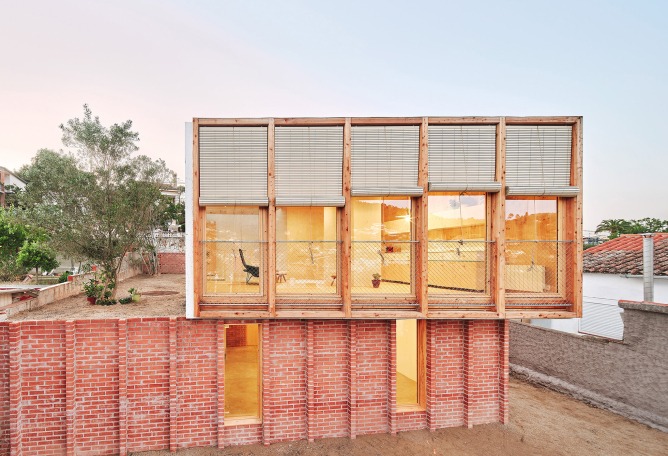 «Casa sobre un zócalo de ladrillo» por Ágora Arquitectura obtiene el premio de los APE Grupo Architecture Awards. Fotografía por José Hevia.  