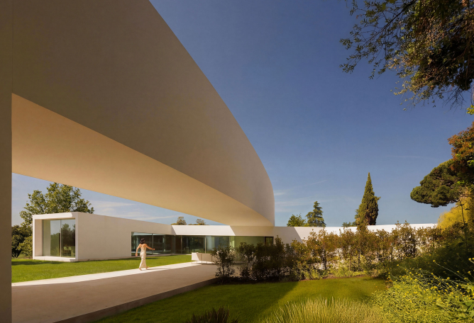 Lago Villa by Fran Silvestre Arquitectos. Photograph by Fernando Guerra.