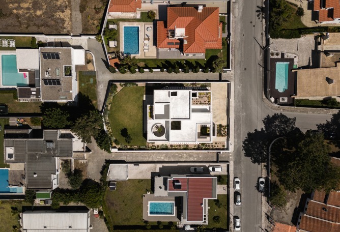 Verdizela House by Estúdio AMATAM. Photograph by Garcês.