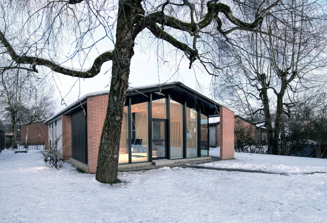 House under the poplars by OFIS arhitekti. Photograph by Tomaž Gregorič. 