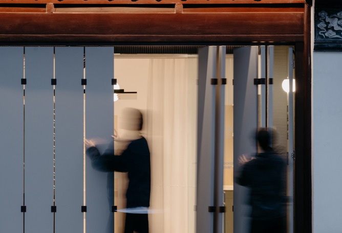 The once modest exit of the China Kunqu Opera Museum has been reimagined as a striking new entrance. Baihua Bookstore by Tsing-Tien Making. Photograph by Wen Studio.