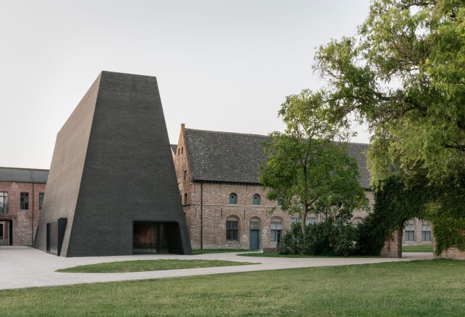 Nuevo museo de artes visuales Abby Kortrijk por Barozzi Veiga + Tab Architects. Fotografía por Simone Marcolin.