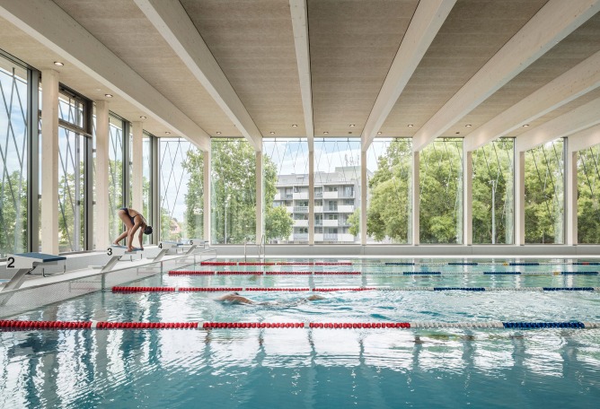«Public Swimming Pool Großfeldsiedlung» por Illiz architektur. Fotografía por Hertha Hurnaus.