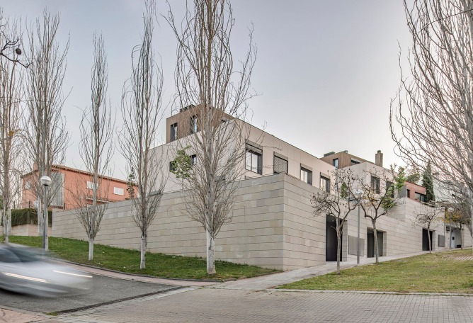 Tiana Hills by Sau taller d'Arquitectura. Photograph by Andrés Flajszer.