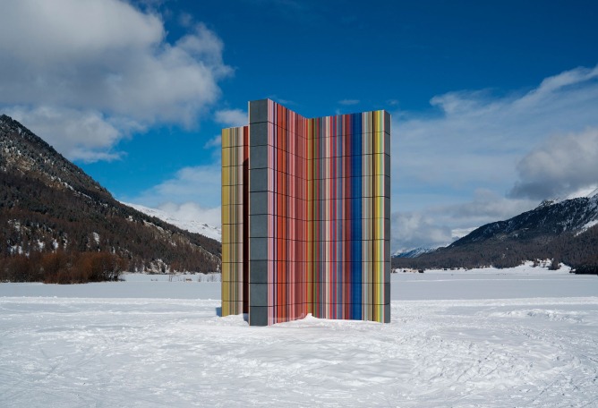 Gerhard Richter, STRIP TOWER (962), 2023. Sils Maria, Suiza, 2026. Fotografía por Schaub Stierli Fotografie. Cortesía de Gerhard Richter Kunststiftung y Luma Foundation.