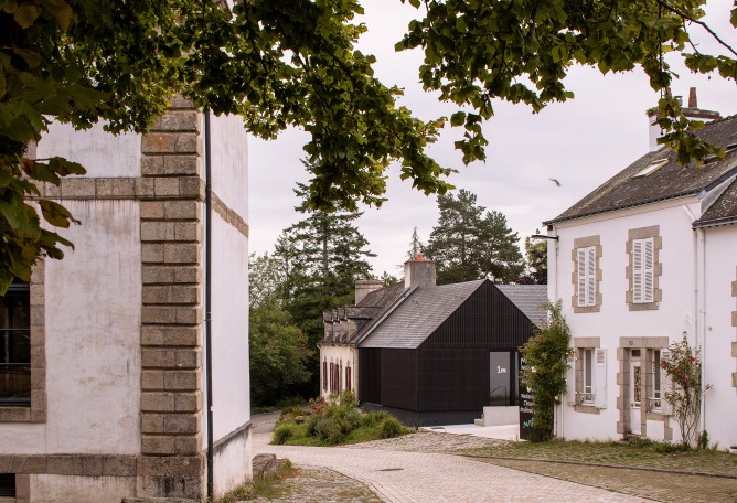 Centro Cultural Pont-Scorff por AGA Architectes Associés. Fotografía por Gaëtan Chevier.