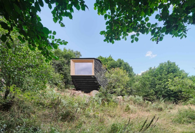 Cabaña «Forestone» por IAAC. Fotografía por Adrià Goula.
