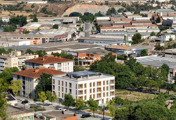 Social housing and collective space in Igualada by UTE MBM arquitectes + 4RQ arquitectura. Photograph by Gerard Torrent.