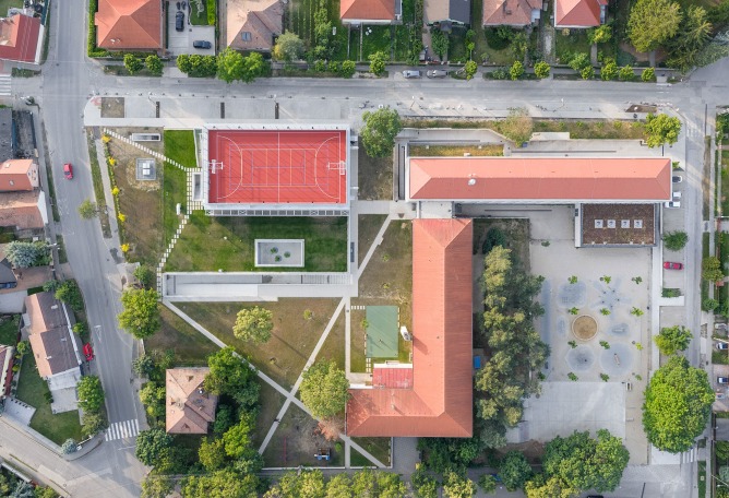 Ampliación de escuela primaria por Bakyta Architekti. Fotografía por Matej Hakár. 