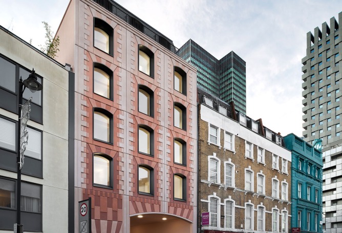 Trace por Bureau de Change. Fotografía por Gilbert McCarragher.