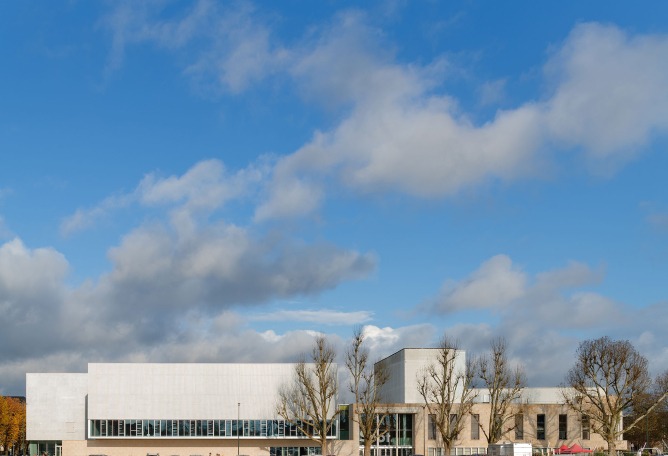 SPOT Multipurpose Sports Centre in Thionville by Dominique Coulon & associés. Photograph by Eugeni Pons.