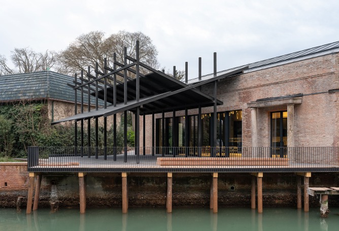 Cafeteria loggia, Central Pavilion renovated through public funding allocated by the Ministry of Culture as part of the PNC of the PNNR. Photo Marco Cappelletti / Marco Cappelletti Studio, Courtesy La Biennale di Venezia / MiC.