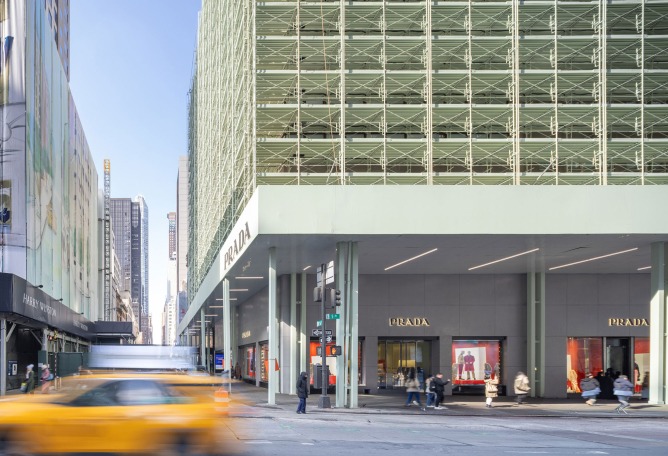 Fachada de Prada en la 5ª Avenida por 2x4 Design. Fotografía de Bridgit Beyer, cortesía de Prada.