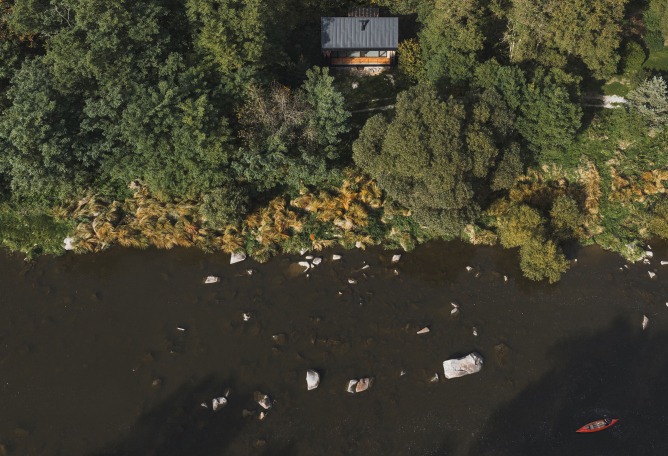 Cabaña «Entre la Roca y el Río» por Mimosa. Fotografía por Petr Polák.