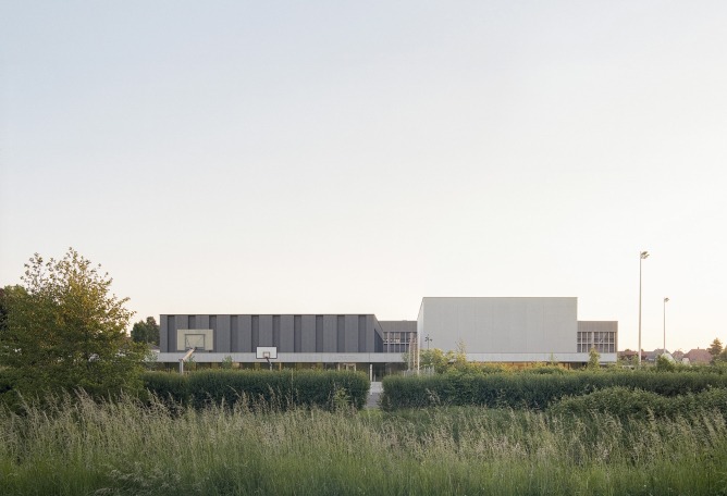 Complejo Deportivo Katia & Maurice Krafft por RHB architectes. Fotografía por Guillaume Porche.