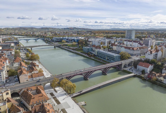 Splavarska Lent Tabor Bridge by Burgos & Garrido. Photograph by Roland Halbe.