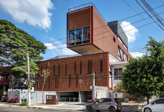 Nueva sede de la Universidad Rudolf Steiner por Biselli Katchborian. Fotografía por Nelson Kon.