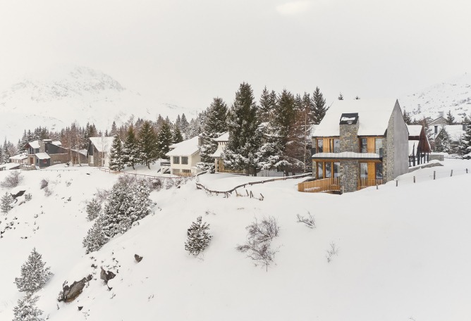 "Shelter between walls" by Cronotopos Arquitectura. Photograph by Iñaki Bergera Serrano