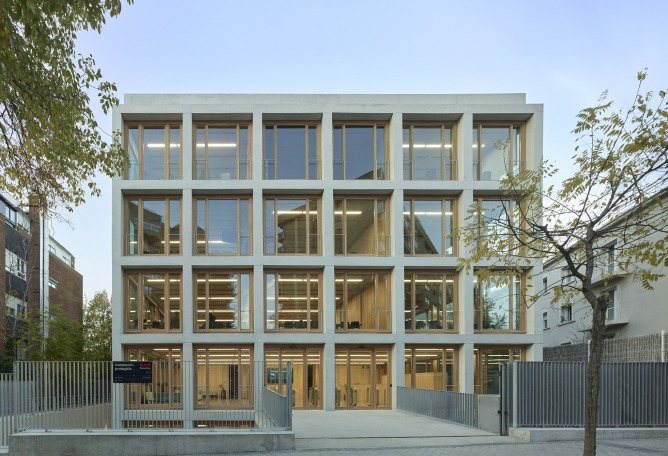 Facultad de Derecho CEU San Pablo por José María Sánchez Arquitectos. Fotografía por Roland Halbe.