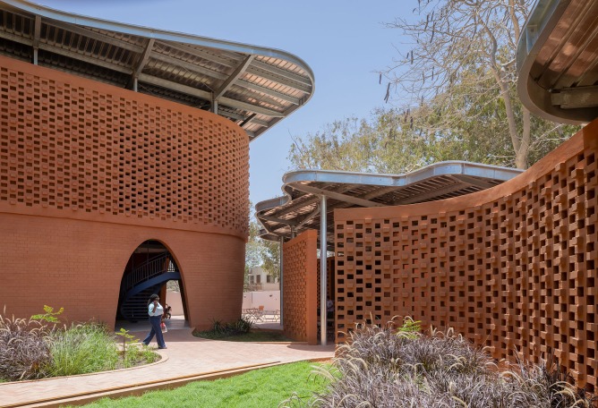 «Goethe-Institut» por Kéré Architecture. Fotografía por Iwan Baan.