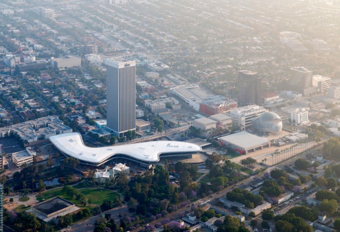 Vista aérea de los edificios del LACMA, incluidas las galerías David Geffen, en el contexto de Miracle Mile. Fotografía por Iwan Baan, cortesía de Museum Associates/LACMA.