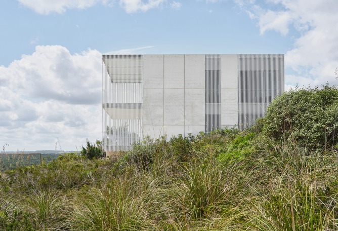 Casa de acero por Nomo Studio. Fotografía por Adrià Goula.