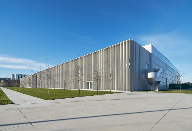 Packaging office building of the new Estrella Galicia brewery. Photograph by Alfonso Quiroga.