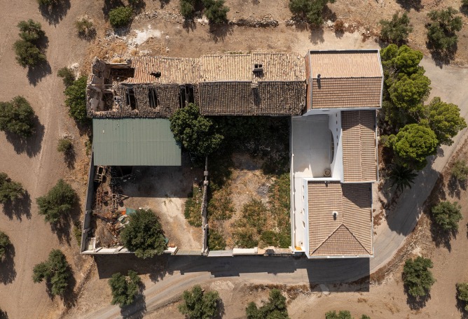 Cortijo El Pardillo by LAH arquitectura. Photograph by Juanan Barros.