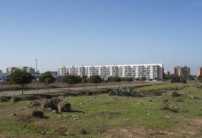 125 viviendas de protección oficial por Daroca Arquitectos + Práctica Arquitectura. Fotografía por Fernando Alda.  
