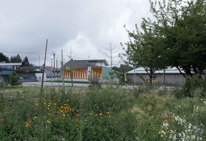 "Creche Modular em Madeira" by depA. Photograph by José Campos.