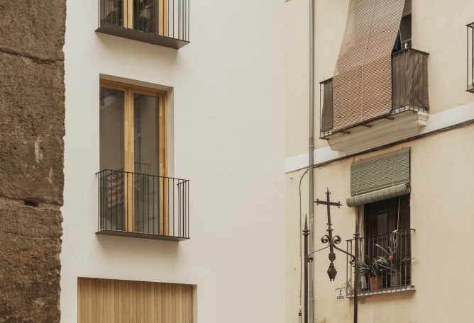 Edificio Viciana por José Fernández-Llebrez. Fotografía por Alejandro Gómez Vives.