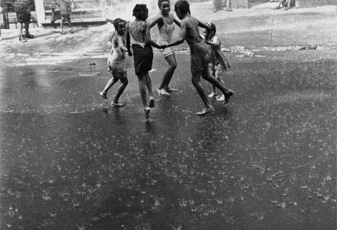 Helen Levitt, N.Y., ca. 1945. Courtesy of Film Documents LLC, via Zander Galerie.