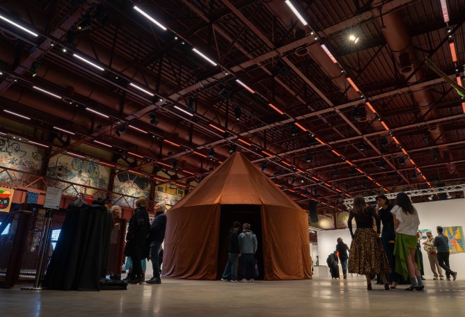 «La casa del silencio» por Sana Frini + Vuslat. Fotografía por Derrick Belcham.