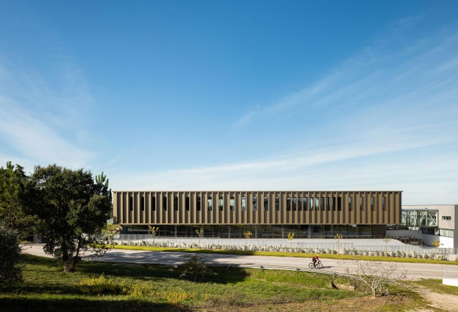 Nuevo edificio de la sede de la PRF por Impare Arquitectura. Fotografía por Ivo Tavares Studio.