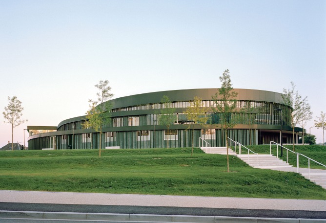 Centro acuático en Châteauroux por Mikoü. Fotografía por Maxime Delvaux.