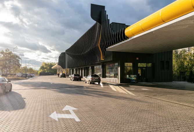 Estación de Servicio KLO por Aranchii Architects. Fotografía por Alik Usik.